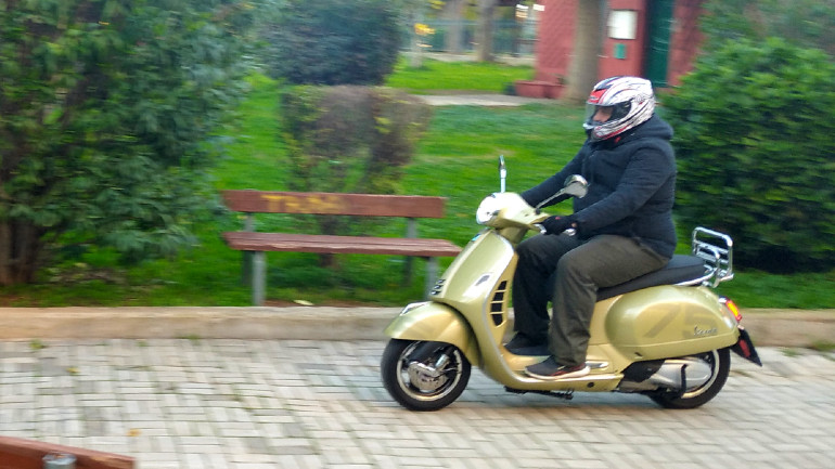 Η θέση οδήγησης σε βάζει πάνω από το scooter.