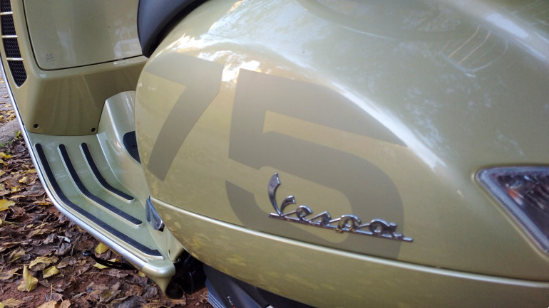 Τεράστιο λογότυπο "75" στα πλαϊνά καπάκια.