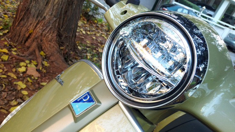 LED φωτιστικό σώμα εμπρός και πίσω στον γνώριμο στρογγυλό προβολέα.