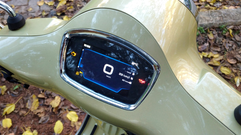 Έγχρωμη TFT οθόνη 4,3 ιντσών με δυνατότητα συνδεσιμότητας.