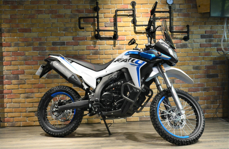 Το 300 Rally είναι ένα ικανότατο dual purpose για καθημερινή χρήση, αλλά και μικρές εξορμήσεις.