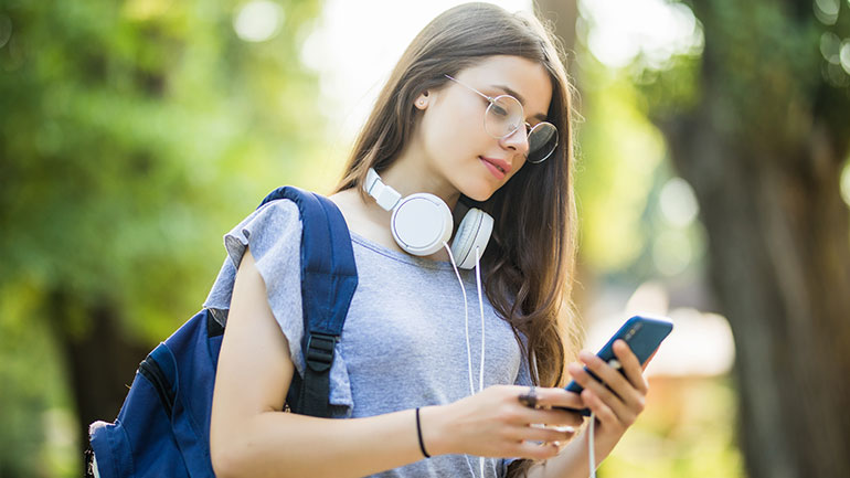 Γιατί δεν αφήνεις το τηλέφωνο στην άκρη; Μήπως έχεις πάθει FOMO;