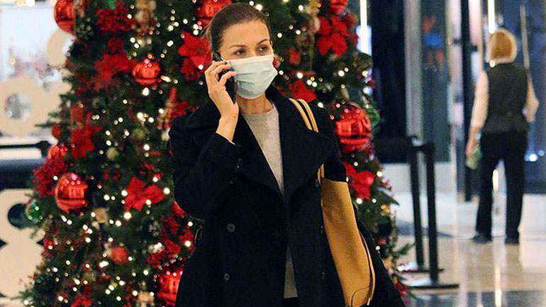 Tζίνα Αλιμόνου: Κομψή εμφάνιση σε μεγάλο εμπορικό κέντρο