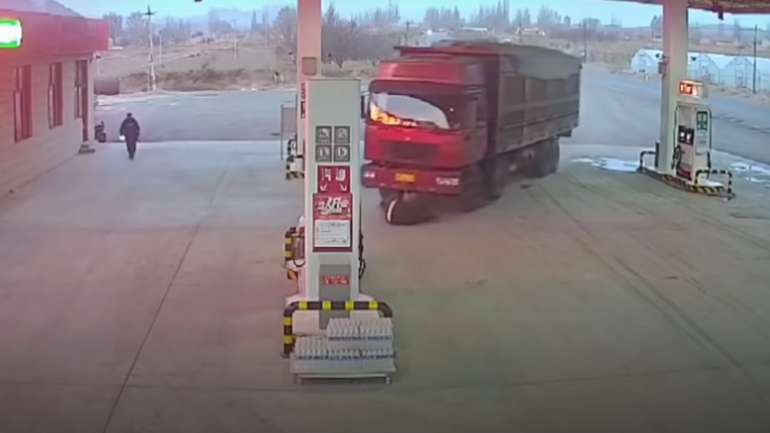 Αδιανόητο: Προσπάθησε να σταματήσει νταλίκα με τα χέρια και βρέθηκε κάτω από τις ρόδες!