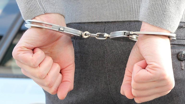 Πιερία: Αρνητές «θεματοφύλακες του Συντάγματος» πέρασαν χειροπέδες σε διευθυντή Γυμνασίου Πιερία: Αρνητές «θεματοφύλακες του Συντάγματος» πέρασαν χειροπέδες σε διευθυντή Γυμνασίου