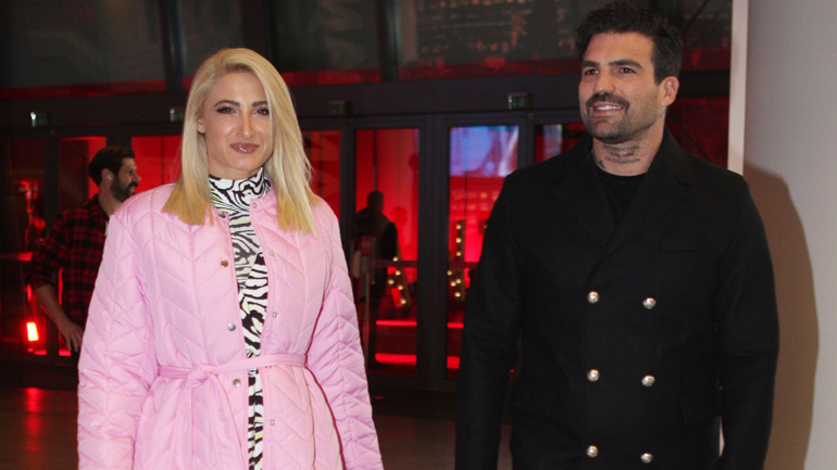 Η Ιωάννα Τούνη με ροζ παλτό και animal print φόρεμα σε βραδινή εμφάνιση