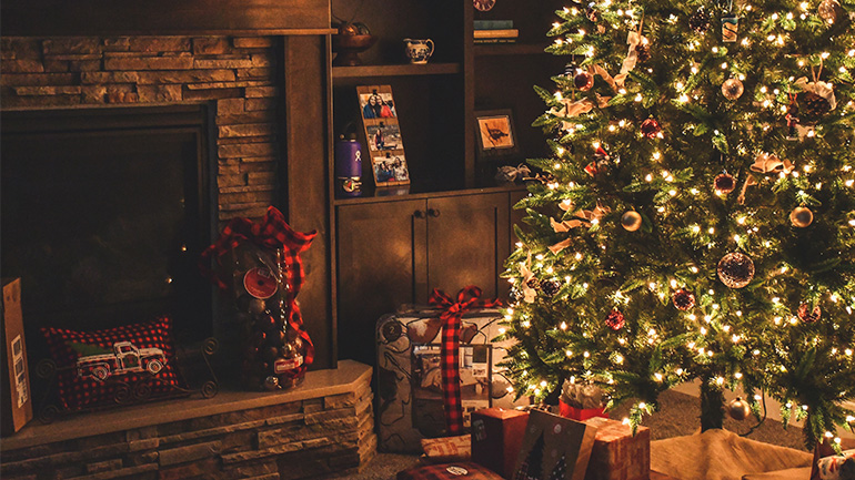 To ΤikTok αποκαλύπτει το λάθος που κάνουμε όταν βάζουμε φωτάκια στο δέντρο