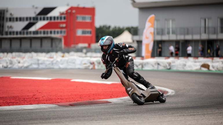 Το θέαμα είναι εξασφαλισμένο στους αγώνες με ηλεκτρικά πατίνια!