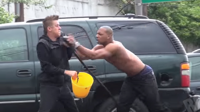 Βλέπεις να σου κλέβουν την βενζίνη. Πώς αντιδράς;