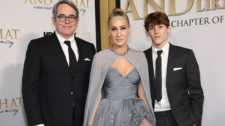 And Just Like That: Η παραμυθένια εμφάνιση της Sarah Jessica Parker στην πρεμιέρα της με τους άντρες της ζωής της