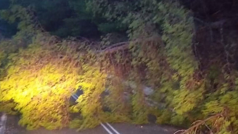 Η κακοκαιρία «χτύπησε» την πυρόπληκτη Ηλεία – Δύο εγκλωβισμένοι στον οικισμό Βάλμη