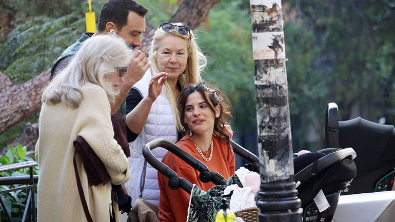 Χριστίνα Μπόμπα: Βόλτα με την πεθερά της Ματούλα Τανιμανίδη και τις δίδυμες Χριστίνα Μπόμπα: Βόλτα με την πεθερά της Ματούλα Τανιμανίδη και τις δίδυμες