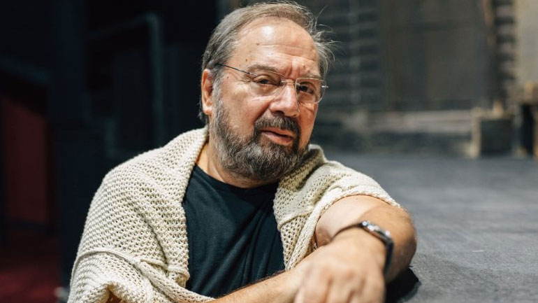 Σταμάτης Φασουλής για τον εθισμό του στο αλκοόλ: «Ξεκινούσα μετά την παράσταση και μέχρι το πρωί είχα πιει ένα μπουκάλι βότκα»