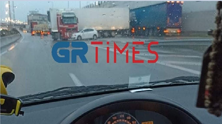 Θεσσαλονίκη: Δύο νταλίκες δίπλωσαν στο Δερβένι – Κυκλοφοριακό κομφούζιο στο σημείο