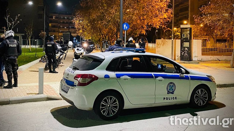 Θεσσαλονίκη: Νεαροί πέταξαν πέτρα σε περιπολικό – Εννέα προσαγωγές