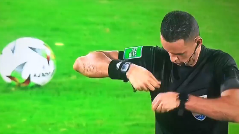 Ποδοσφαιριστής βοηθά τον διαιτητή με την κίτρινη κάρτα