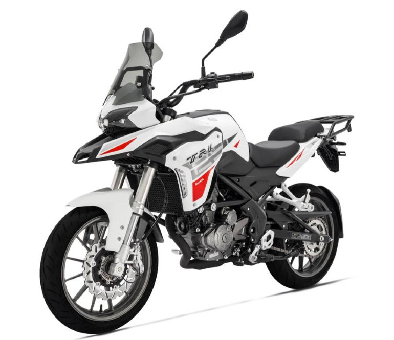 Τα φλας είναι ενσωματωμένα στα πλαϊνά φέρινγκ και είναι τεχνολογίας LED.