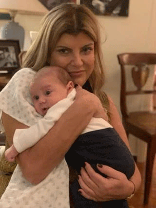 Φωτογραφία της Μαρίας Πατέρα έχοντας στην αγκαλιά της τον εγγονό της