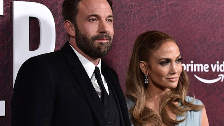 Jennifer Lopez: Στο πλευρό του Ben Affleck με φόρεμα αρχαιοελληνικής έμπνευσης