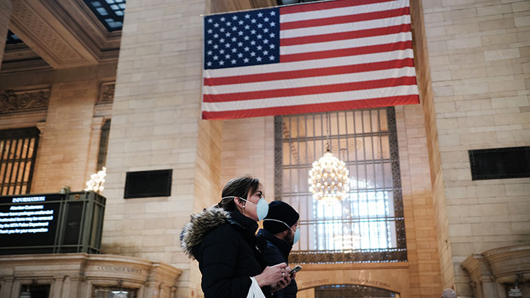 ΗΠΑ-Καλιφόρνια: Επαναφέρει την υποχρεωτική χρήση μάσκας στους κλειστούς δημόσιους χώρους