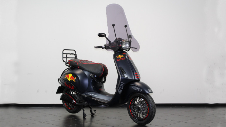 Γνωρίζατε ότι ο Max Verstappen αγαπάει τη Vespa;
