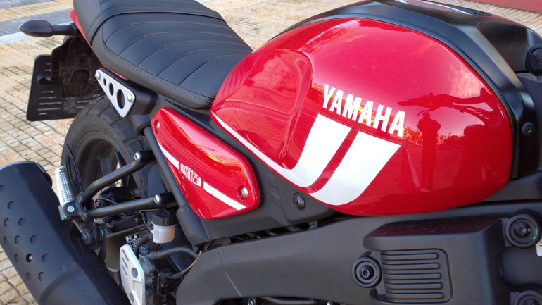 Στρογγυλεμένο ρεζερβουάρ και καπιτονέ σέλα που θυμίζει άλλες εποχές.