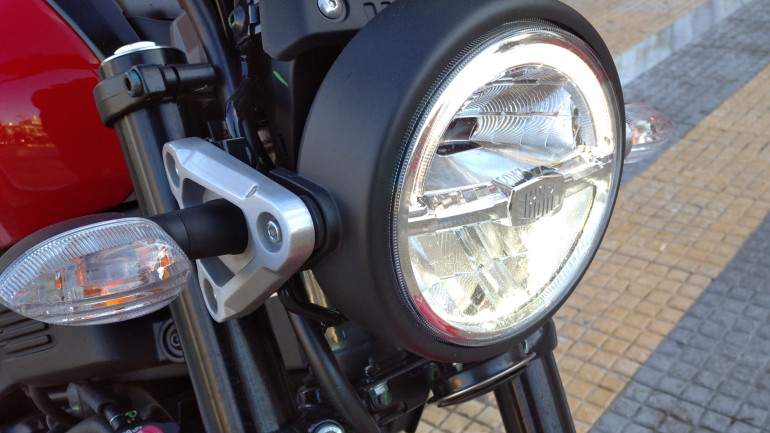 LED φωτιστικό σώμα εμπρός, σήμα κατατεθέν της κατηγορίας.