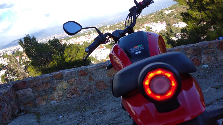 LED φωτιστικό σώμα και πίσω τοποθετημένο πάνω από το φτερό.