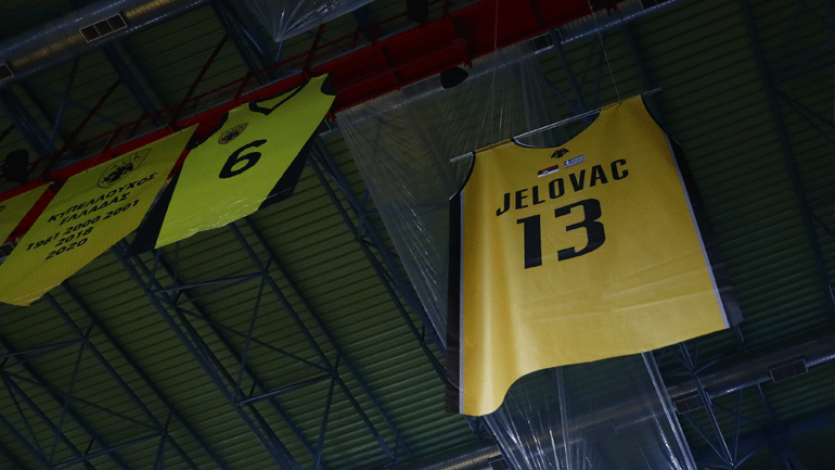 ΑΕΚ: Στον ουρανό του κλειστού των Άνω Λιοσίων η φανέλα του Γέλοβατς