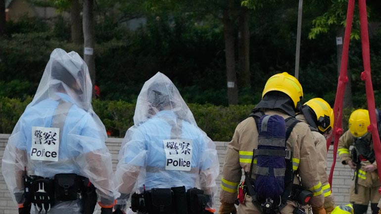 Χονγκ Κονγκ: Κατασβέστηκε η πυρκαγιά που είχε παγιδεύσει 150 ανθρώπους στη στέγη κτηρίου