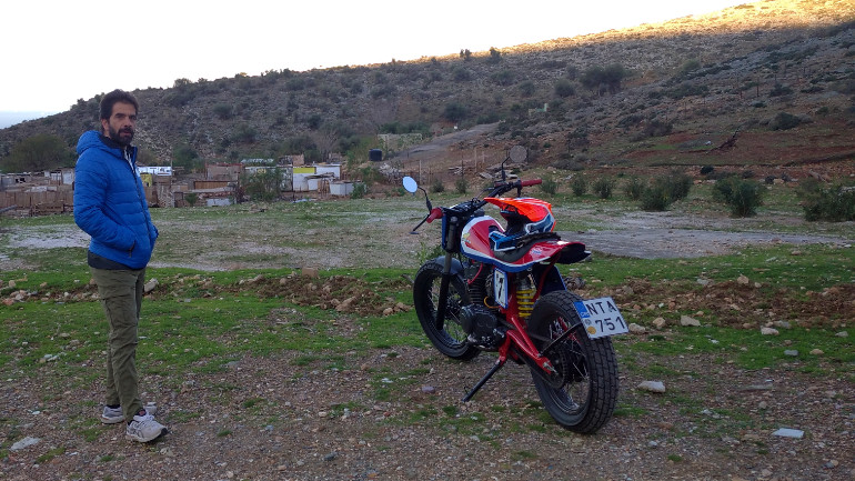 Ο Γιάννος έχει δίπλα του το εντυπωσιακό Honda και πίσω του τη φάρμα του!