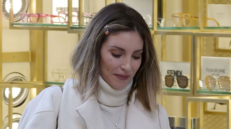 H Aθηνά Οικονομάκου μάς δείχνει πώς φοριέται το μάξι φλοράλ φόρεμα τον χειμώνα