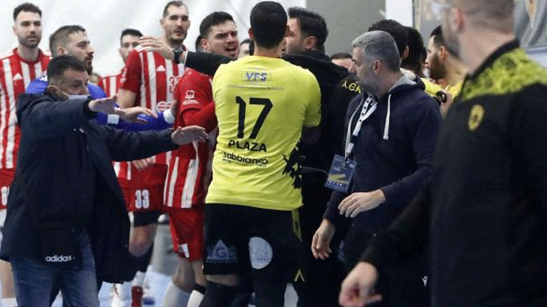 Χάντμπολ: Ένταση μετά το τέλος του ντέρμπι ΑΕΚ-Ολυμπιακός, πιάστηκαν στα χέρια παίκτες και παράγοντες των ομάδων