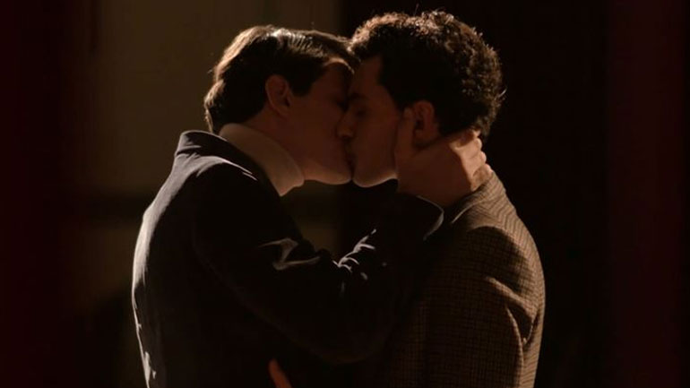 Δημήτρης Τσίκλης: Μιλάει για το γκέι φιλί στις «Άγριες Μέλισσες» και τη σκηνή της αυτοκτονίας