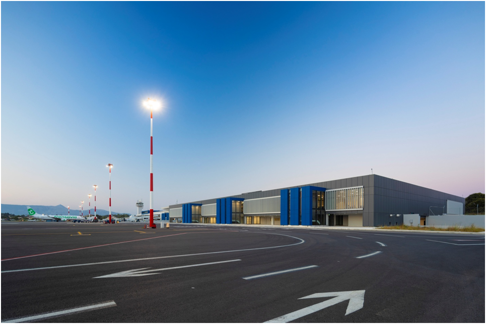 Ο ανακαινισμένος χώρος στάθμευσης αεροσκαφών με φόντο το νέο τερματικό σταθμό στην Κέρκυρα