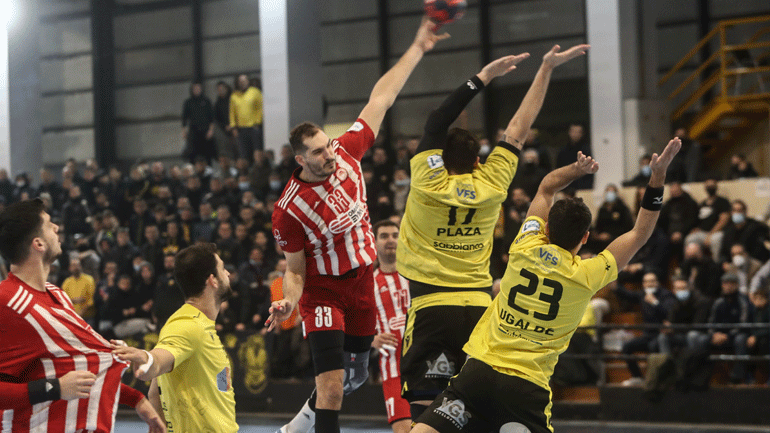 Χάντμπολ: Xωρίς νικητή το ντέρμπι, ισόπαλοι 26-26 ΑΕΚ και Ολυμπιακός