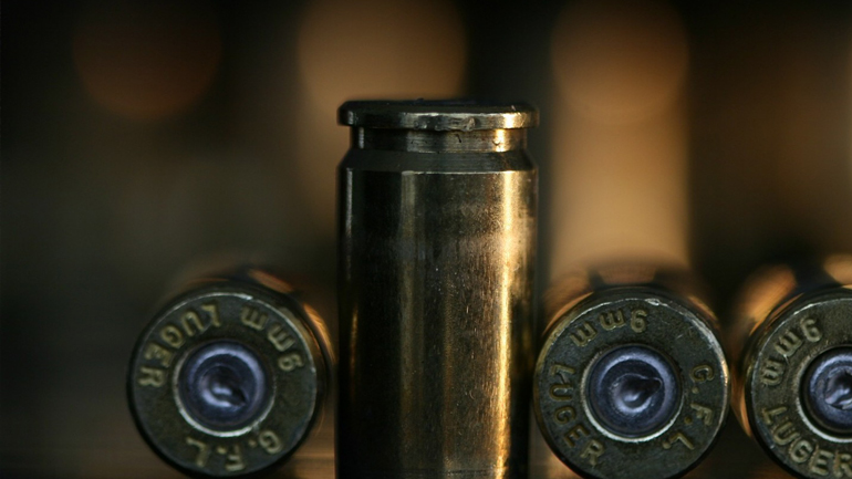 Αχαΐα: Έσκαβαν στο υπόγειο και βρήκαν σφαίρες και χειροβομβίδα