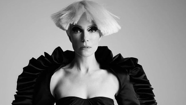 Η Βίκυ Καγιά φωτογραφίζεται σε μερικές από τις πιο avant garde πόζες της καριέρας της