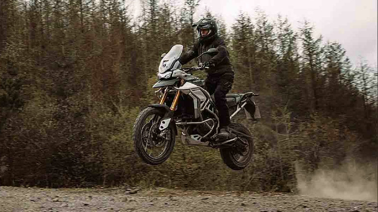 Πετάει ακόμα και όταν βρίσκεται στη σέλα της μοτοσυκλέτας του.