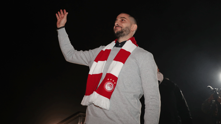 Αποθέωση για τον Κώστα Μανωλά στα γραφεία της ΠΑΕ Ολυμπιακός