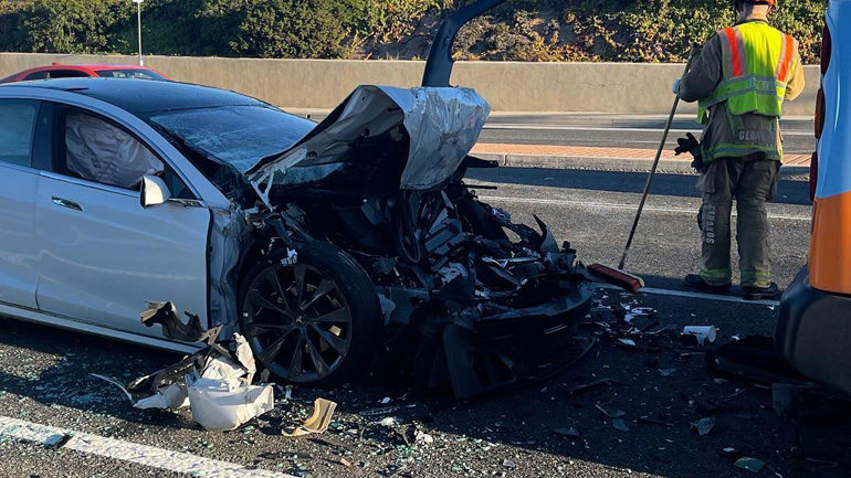 Tesla «καρφώθηκε» σε λεωφορείο επειδή το autopilot μπλόκαρε από τον ήλιο