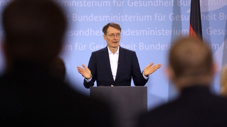 Γερμανία: Να προετοιμαστεί για ένα «μαζικό κύμα» της παραλλαγής «Όμικρον»