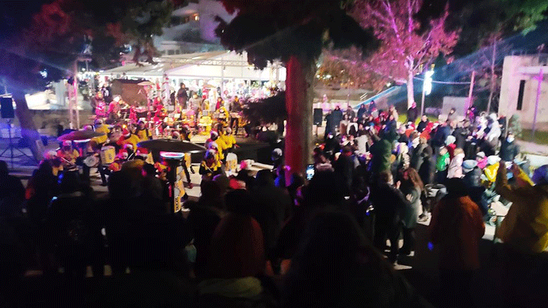 Λαμπερή πρεμιέρα εορταστικών εκδηλώσεων στην πλατεία Λατσιών και στον Κήπο των Χριστουγέννων