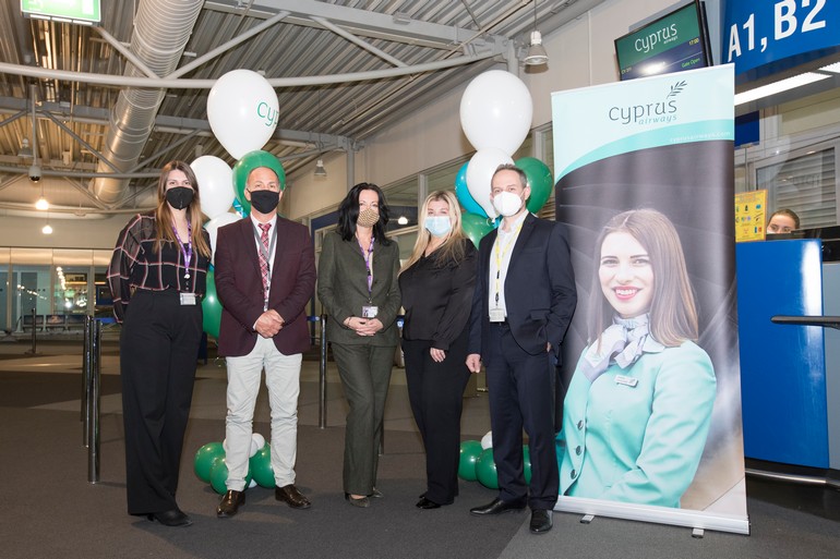  Από αριστερά προς τα δεξιά: H Ελπινίκη Πέτρου από την ομάδα Airline Marketing του αεροδρομίου της Αθήνας, ο Γιώργος Καρασιαλής, Ground Ops Manager, Cyprus Airways, η Ιωάννα Παπαδοπούλου, Διευθύντρια Επικοινωνίας & Μάρκετινγκ ΔΑΑ, η Κική Χάιδα, Διευθύντρια PR & Marketing Cyprus Airways και ο Κώστας Μελάς, Cyprus Airways GSA στην Ελλάδα