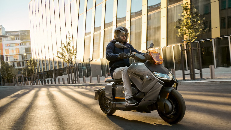 Το ηλεκτρικό scooter CE-04 της BMW αναμένεται τον Φεβρουάριο στην Ελλάδα.