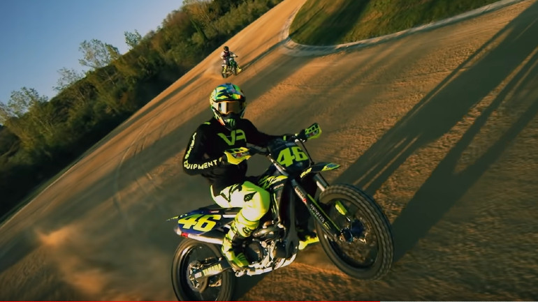 Ο Rossi ξενάγησε τον "Slay" και στην πίστα flat track.