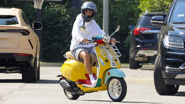 Ο superstar της pop στη σέλα της Vespa Primavera Sean Wotherspoon.
