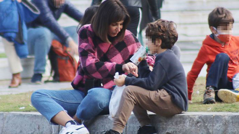 Η Κατερίνα Παπουτσάκη με ανανεωμένο look πήγε βόλτα με τον γιο της στο Ζάππειο Η Κατερίνα Παπουτσάκη με ανανεωμένο look πήγε βόλτα με τον γιο της στο Ζάππειο