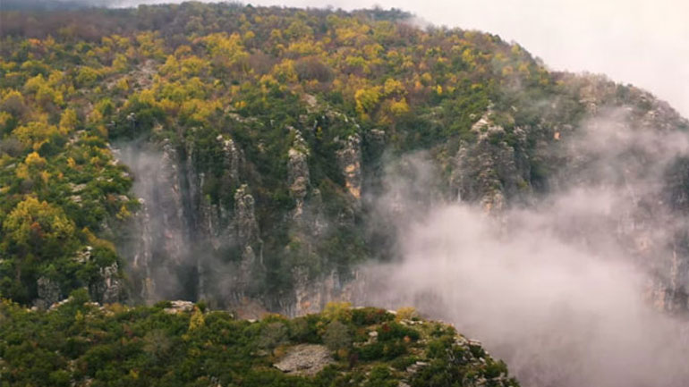 Η μεγαλοπρέπεια στο Φαράγγι του Βίκου από ψηλά