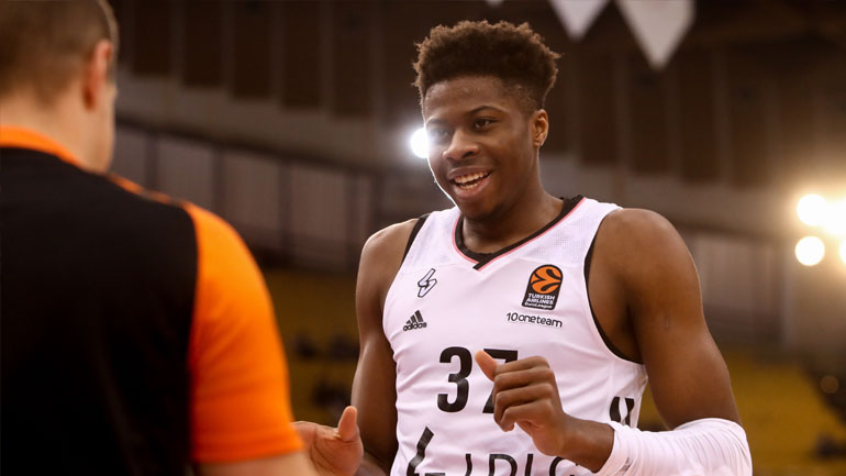 Το επιβλητικό κάρφωμα του Αντετοκούνμπο που χειροκροτήθηκε από τους φιλάθλους του Ολυμπιακού